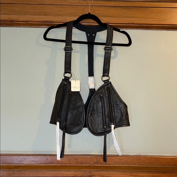 NWT $100  Free People Harness bag- adjustable straps, 4 zip-secured pockets. - Picture 3 of 9